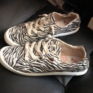 Rosy slip on sneakers